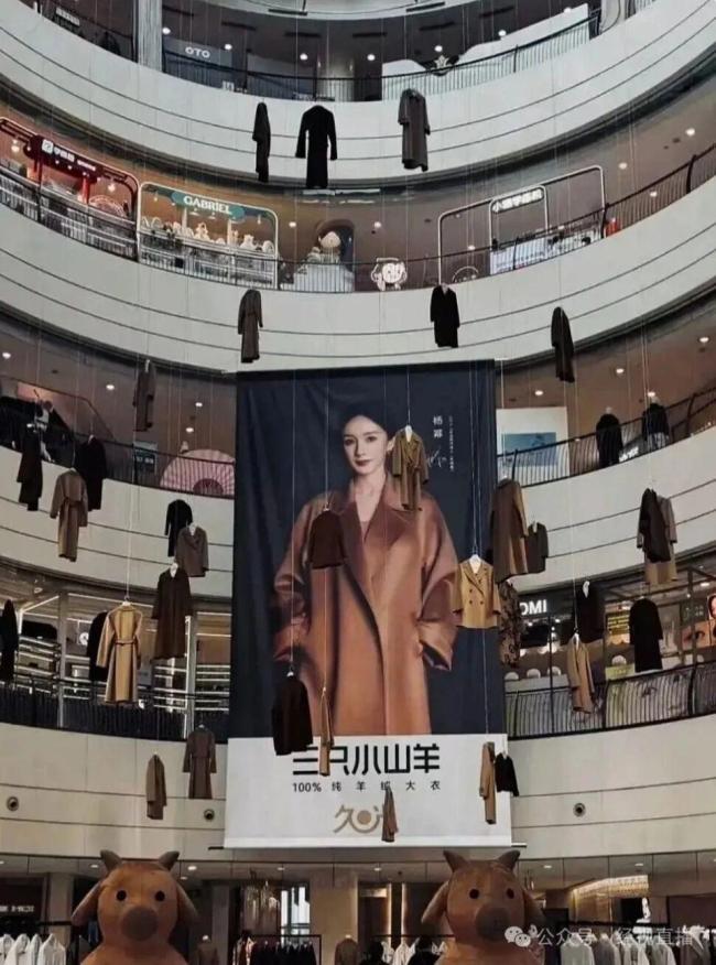 商场被指吓人悬空大衣已撤下