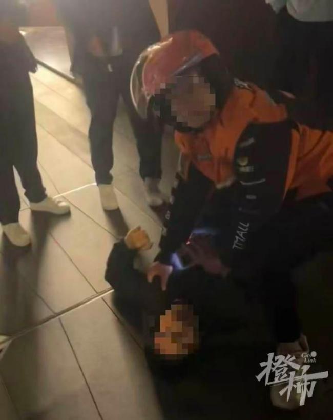 当场控制抢手镯嫌疑人外卖小哥发声 商场惊现珠宝抢夺事件