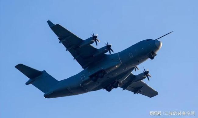 新中型运输机悄然试飞了？专家解读 性能介于运-9和运-20之间