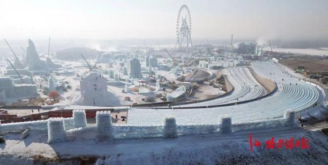 游客排百米长队体验521米冰滑梯 安全测试确保畅玩