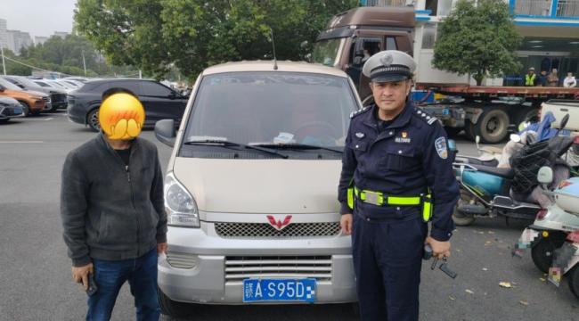 教练拉11人去考驾照 被当场吊销驾照