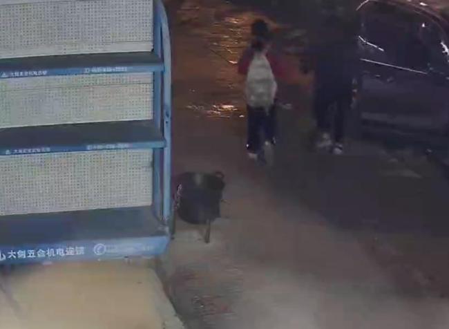 女孩没挤上公交崩溃大哭 好心人相助送其回家