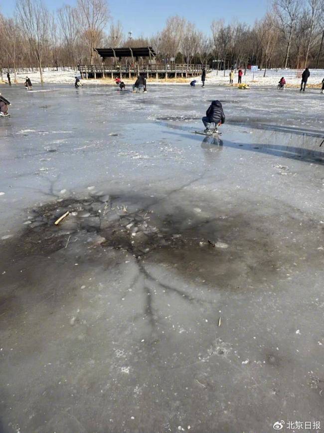 太悬了！气温还零上，野冰场就上人了……安全隐患频现