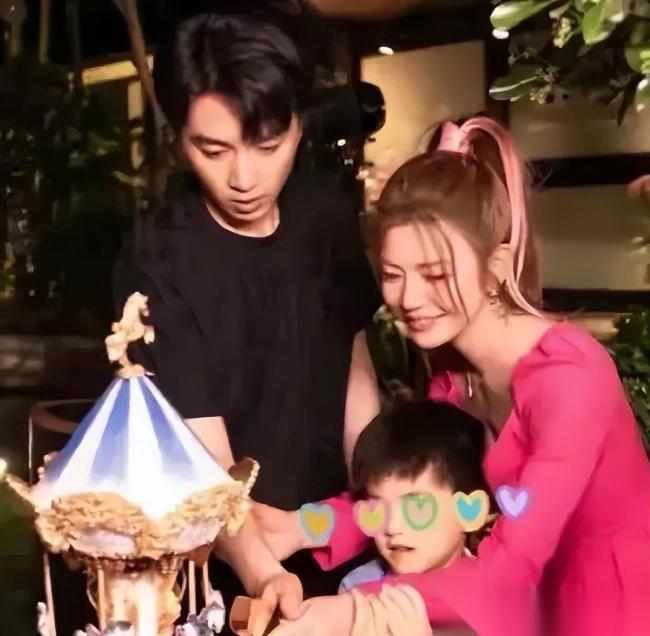 业内曝陈晓陈妍希离婚原因 从甜蜜到BE现场