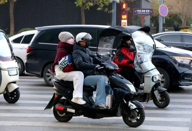 骑行乱、车位缺、执法难:北京700万辆电动自行车的治理考题 新规能否破局?