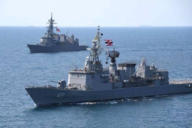 评论员：柬火箭炮猛轰泰第一军区阵地 3发火箭炮轰碎泰军哨所