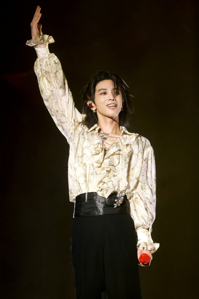 华晨宇骐骥红 点燃跨年激情