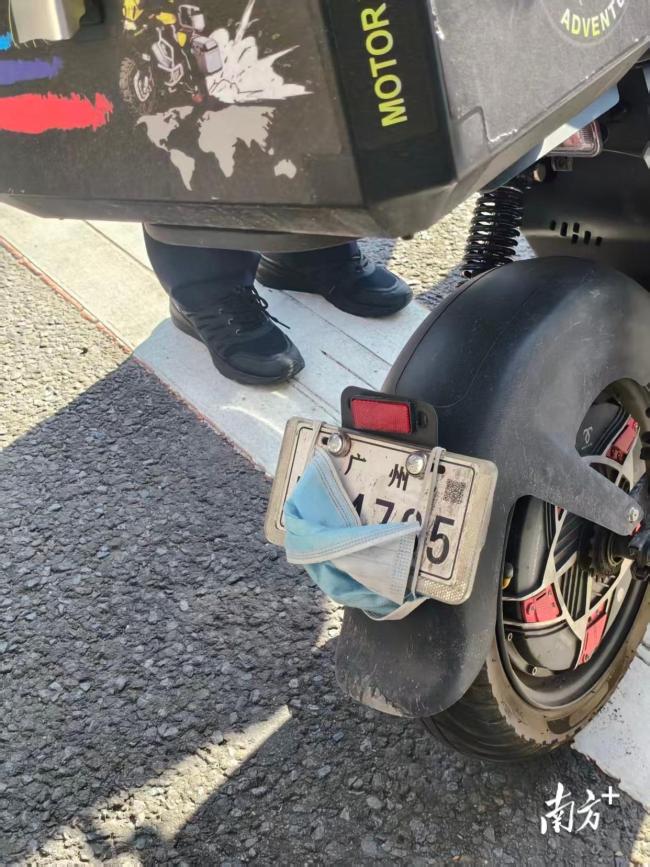 女子开改装电动自行车上内环被扣车 违法闯行桥隧受罚