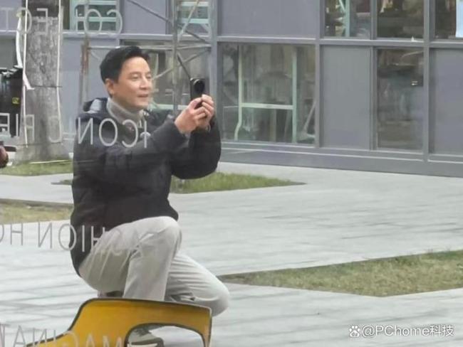 吴彦祖疑似用上小米新机 或成新代言东说念主