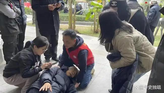 扶摔倒路人被反问是不是你撞的 一句反问改变命运