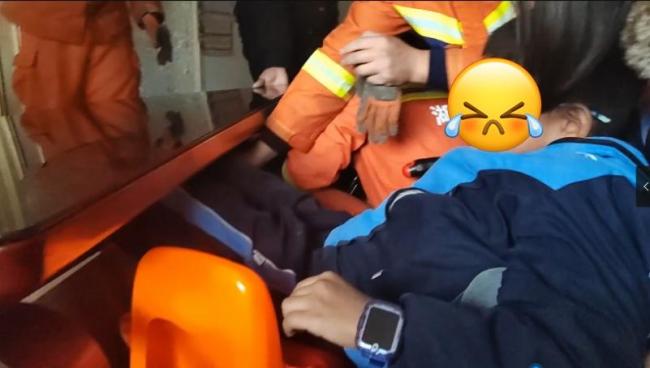 男孩腿被卡在取暖设备 消防成功解救 母子对话引发小插曲