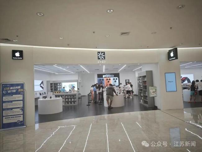 海南封关第一天居民排长队买榴莲 免税购物热潮初现