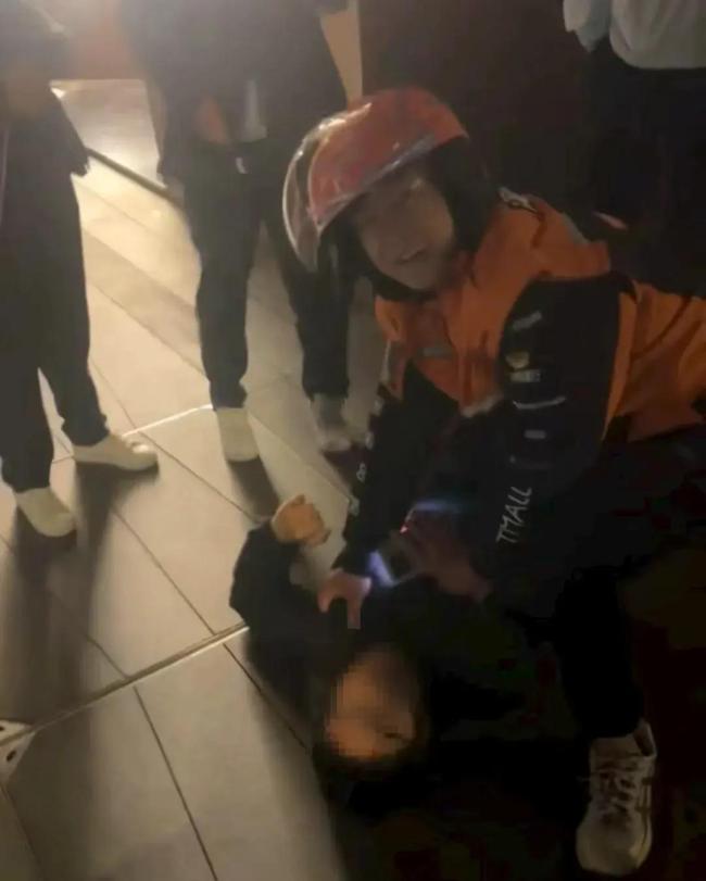 外卖员制服抢金店男子被问你有啥好处 见义勇为获表彰