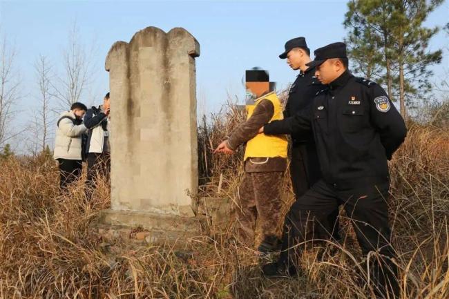 男子盗170万黄金埋祖坟墓碑后面 警方85小时破案