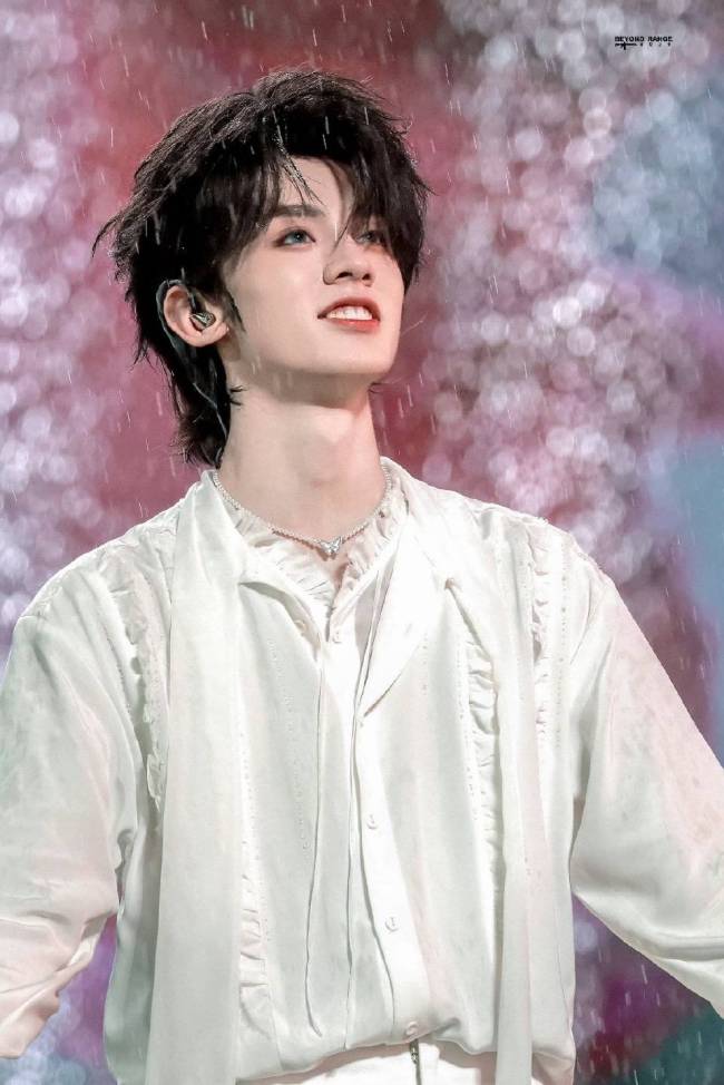 公司回应左航坐经济舱 接地气引发热议