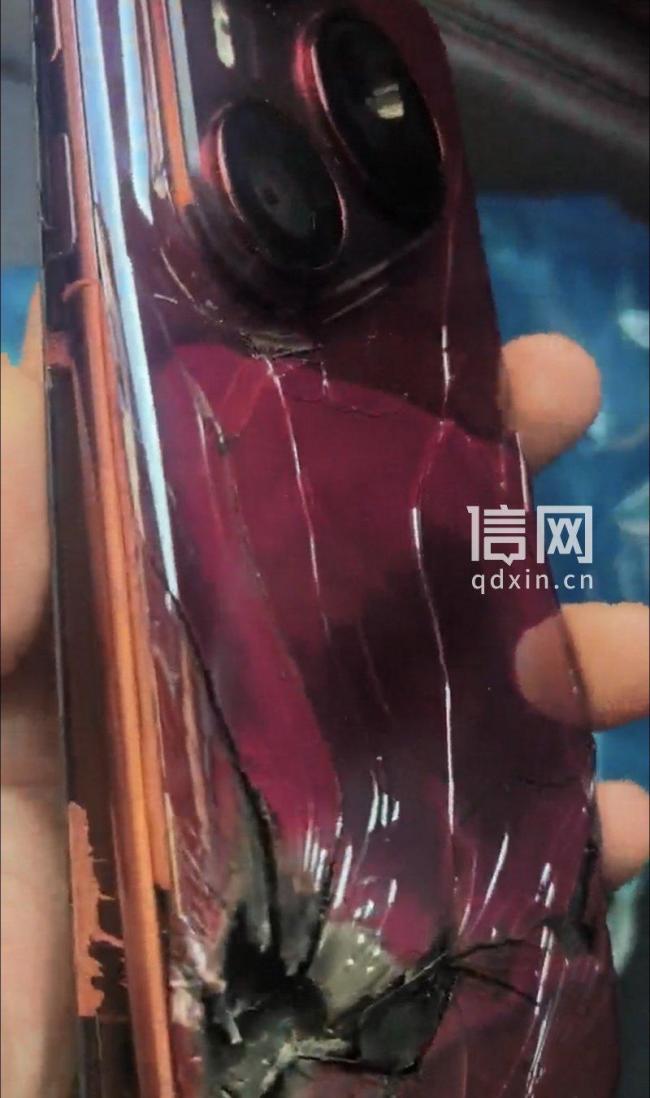 男子稱華為新手機(jī)充電時電池爆了 售后僅憑照片拒賠引發(fā)爭議