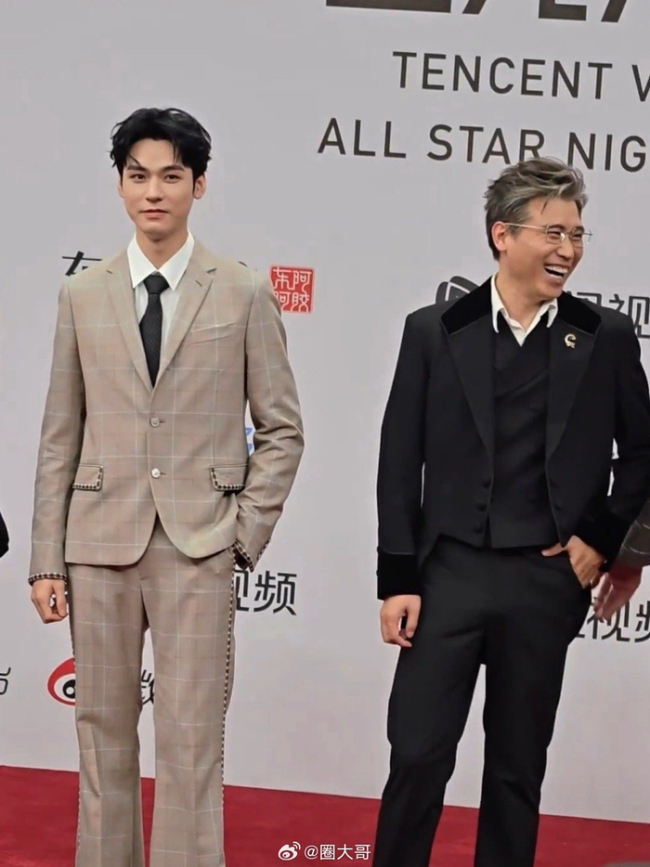 龚俊帮李乃文摆pose 红毯上的有梗互动