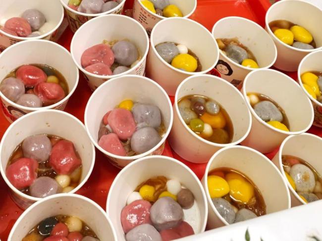 台湾民众热闹迎冬至 汤圆里的团圆味