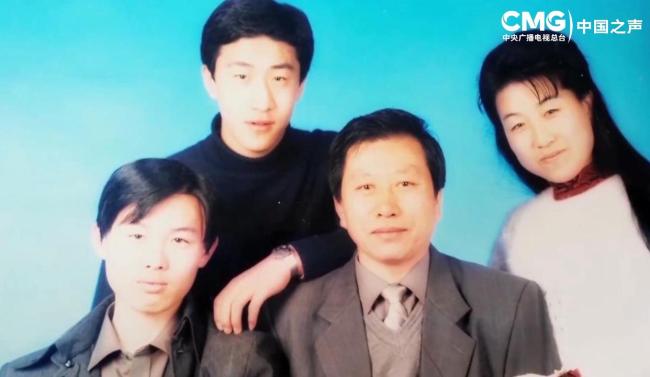 撞脸的民警扮演儿子12年 一场跨越千里的亲情守护