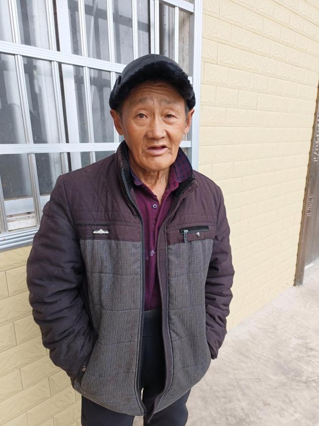 200斤村支书寒夜里跳进石缝救人 深山中的温暖救援