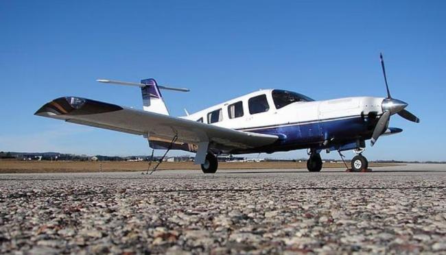 美国飞行员看见银色罐状不明飞行物