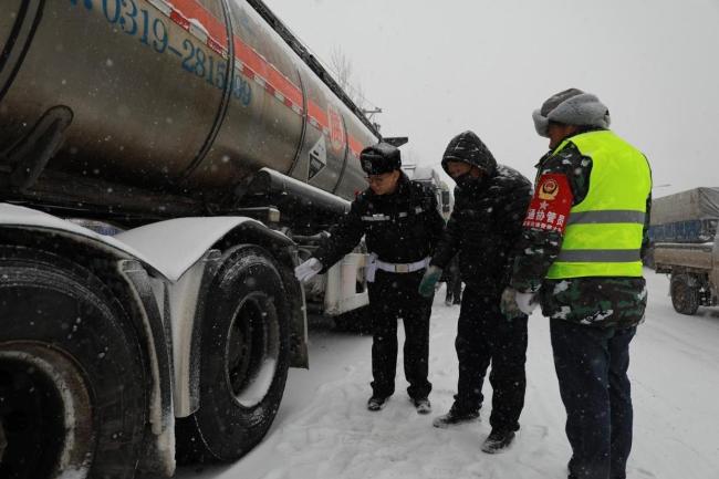 哈尔滨下雪啦 全警动员保畅通