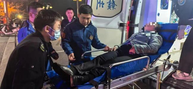 外卖小哥凌晨跳河救起落水老人 当事人回应 18岁少年挺身而出