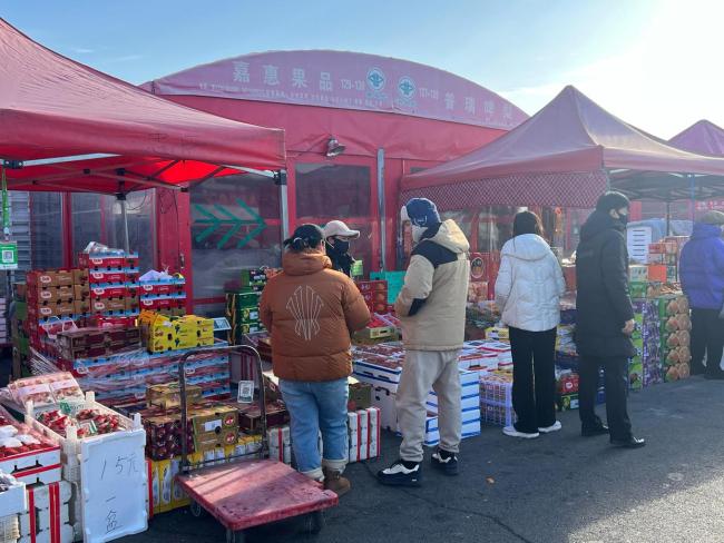 车厘子、蓝莓价格“跳水”迎热销 节令水果走俏市场