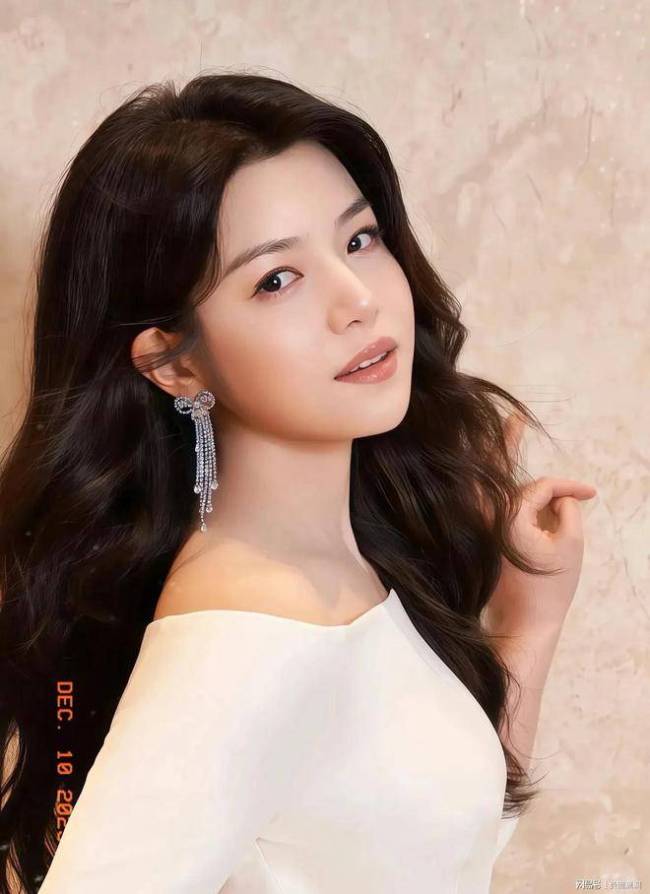 陈妍希带着女儿过完寿辰回北京 子母温馨同业