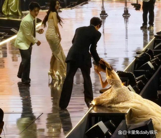 到底谁说孟子义是笨蛋美人的 摔跤成神图