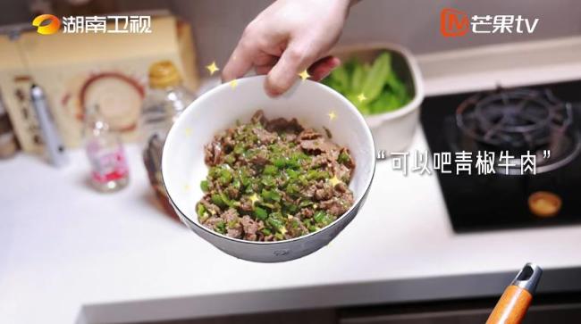 颁奖现场合影时魏哲浩坚持站最边上 低调中的深情