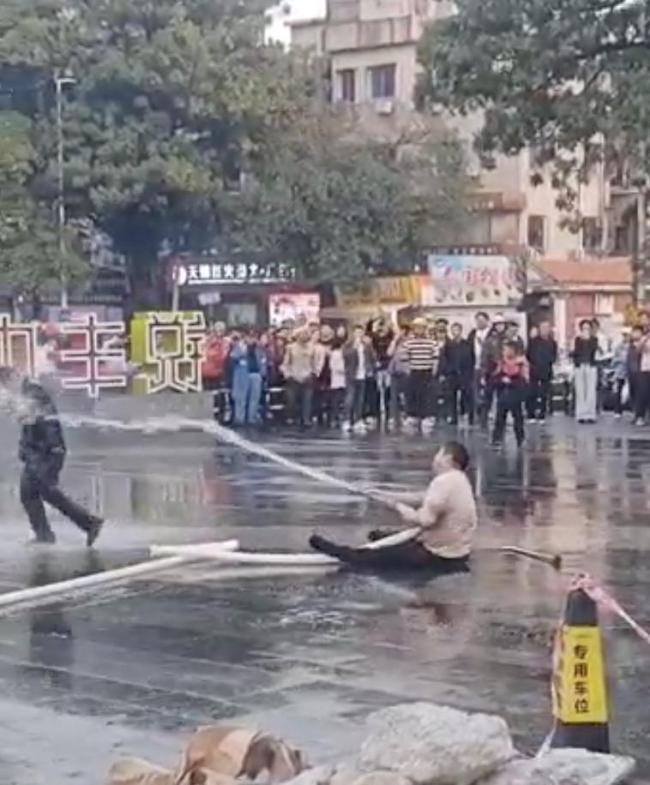 残疾人疑卖艺售假遭物业呲水驱赶 冲突升级引发关注