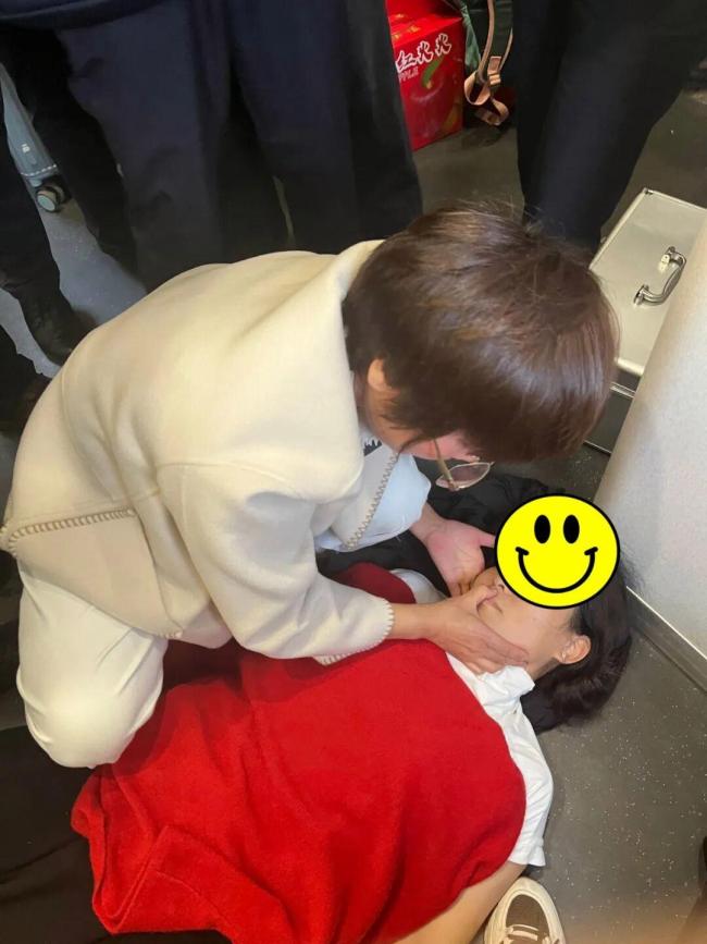 旅客高铁上突发中风 医护人员30分钟施救脱险