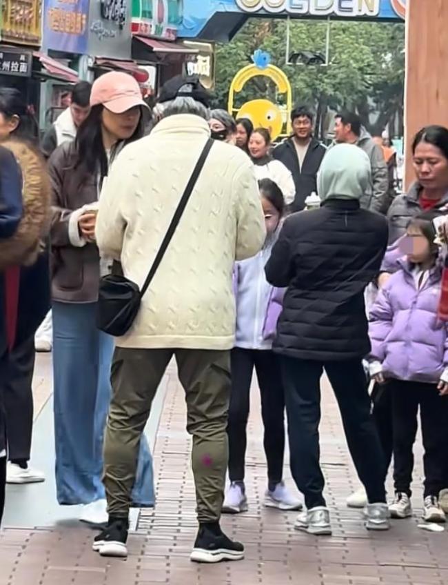 郭晶晶儿子买奶茶给霍震霆喝第一口 家风好暖人心