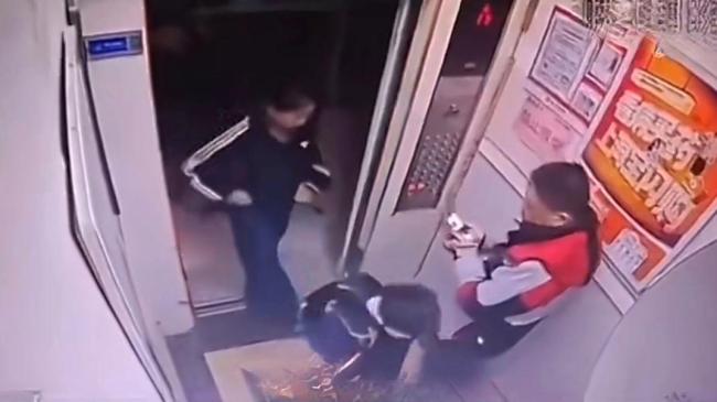 女子早高峰占电梯被推出去 冲突引发热议