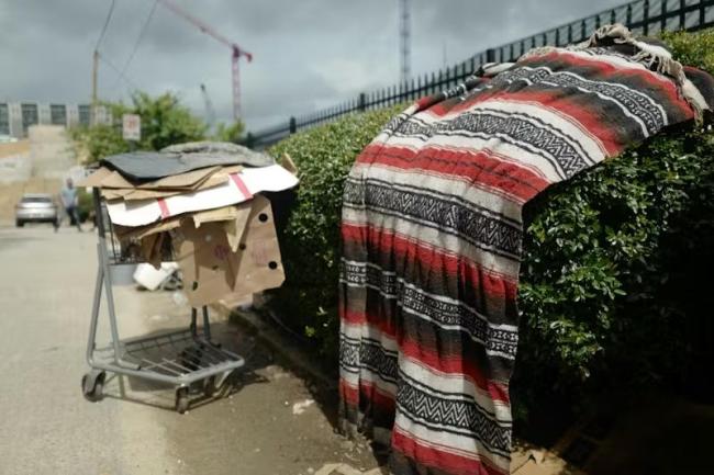 美无家可归者努力工作仍难逃“斩杀” 体面人如何被推下深渊