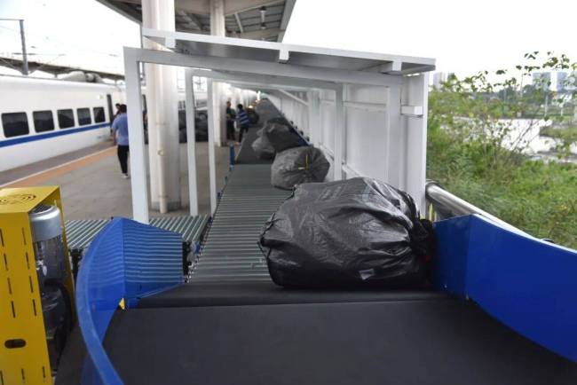 没有座椅的高铁列车每天凌晨出发 高铁快运专线