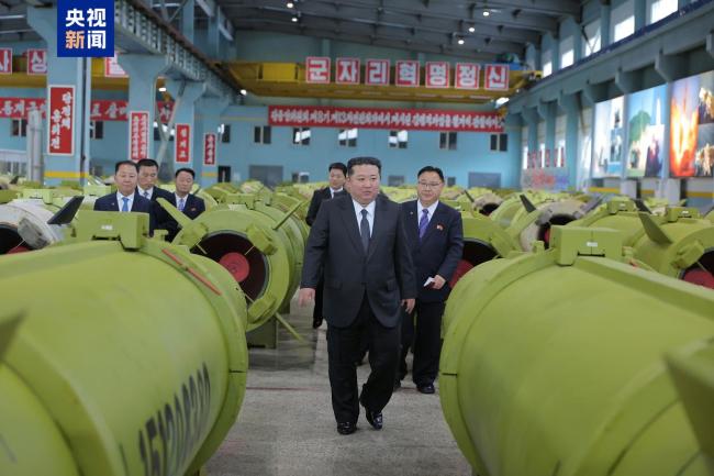 现场:金正恩视察重要军工企业 强调导弹生产重要性