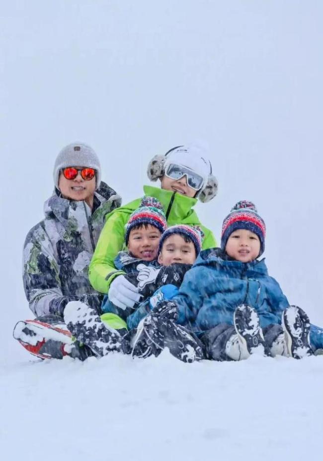 胡杏儿晒一家五口滑雪照