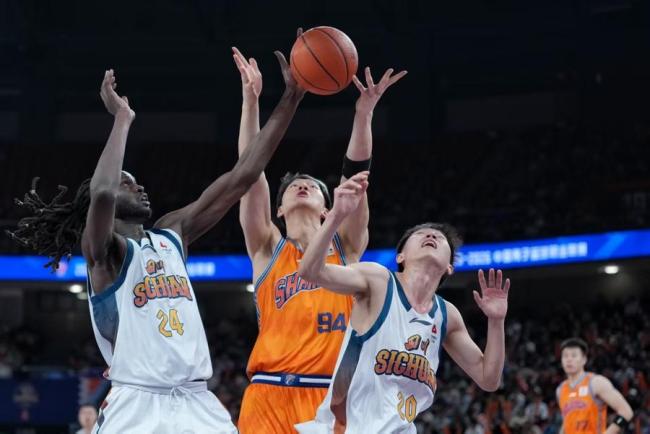 上海大鲨鱼队主场击败四川队取得三连胜