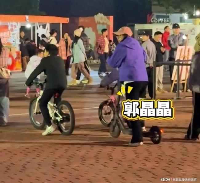 网友偶遇霍启刚骑行遛娃 一家欢乐骑行记