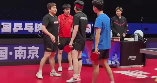 领奖台上梁靖崑父子同框 萌娃掉牙抢镜