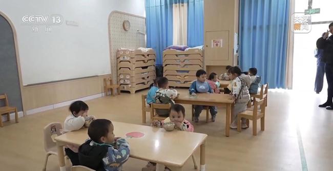 国家正加快构建生育支持完整链条 托育服务纳入基本公共服务