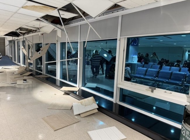 台湾桃园机场天花板被震落