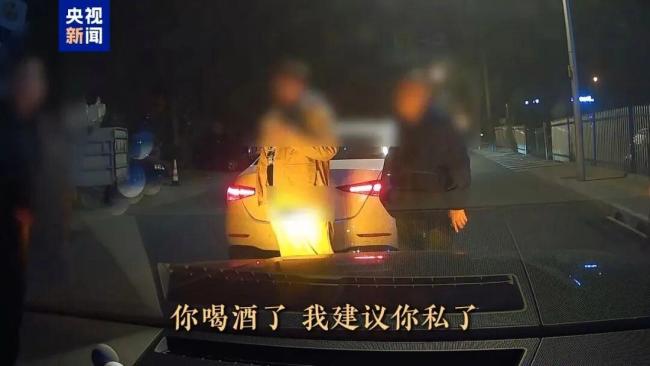 女子与男网友喝酒被劝酒后驾车，撞车剐蹭遭索赔10万私了 网络交友陷阱