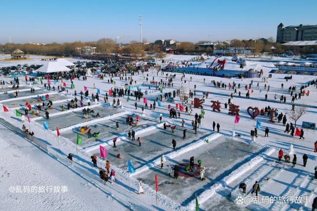 黑龙江连环湖现巨型鱼舞台 冬捕盛宴引关注