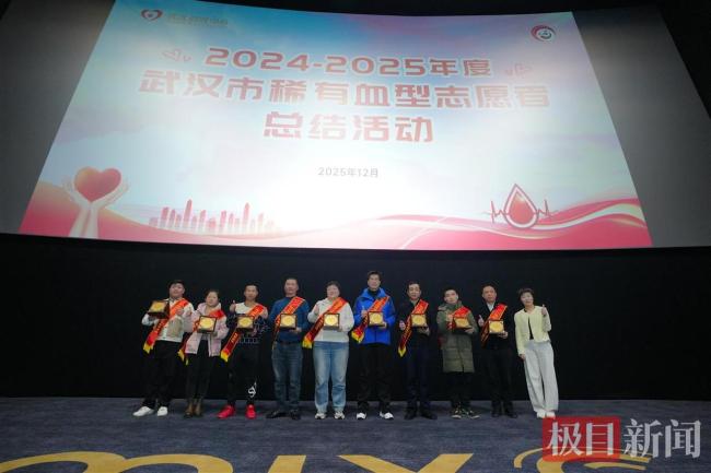 武汉“熊猫大侠”再聚首 热血守护生命希望