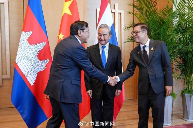 中柬泰三国外长挽手臂合影