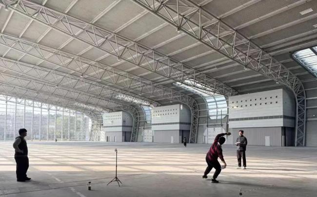 上海男生掷纸飞机98.43米破世界纪录 团队协作创奇迹