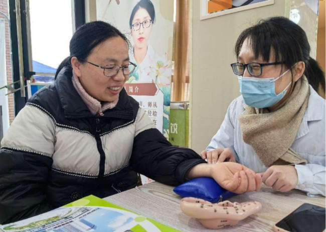 高三男生自学中医 同学们排队把脉